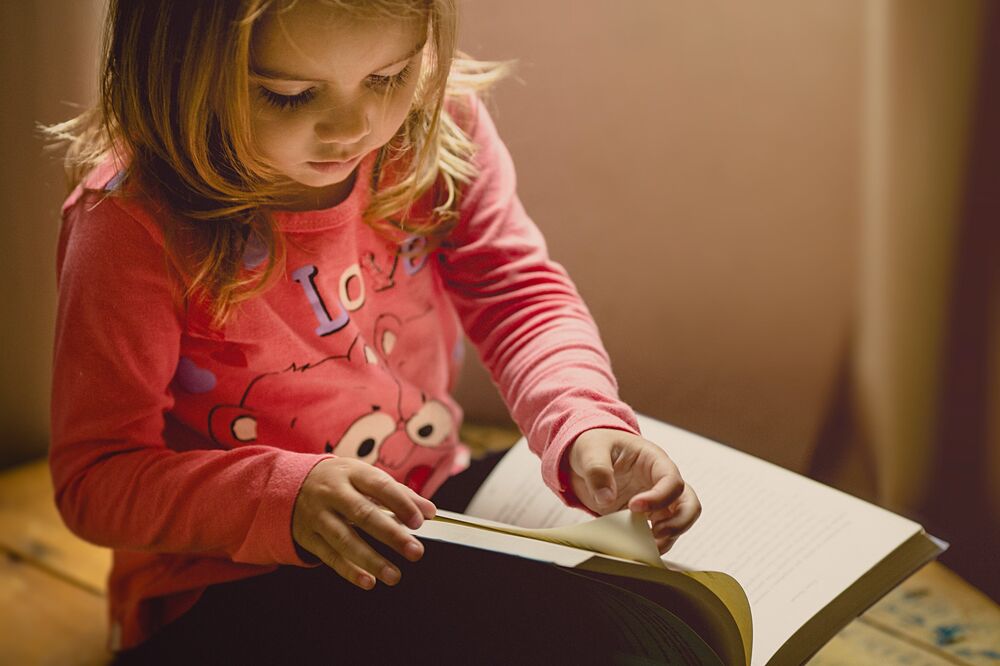 Маленькая девочка с книгой