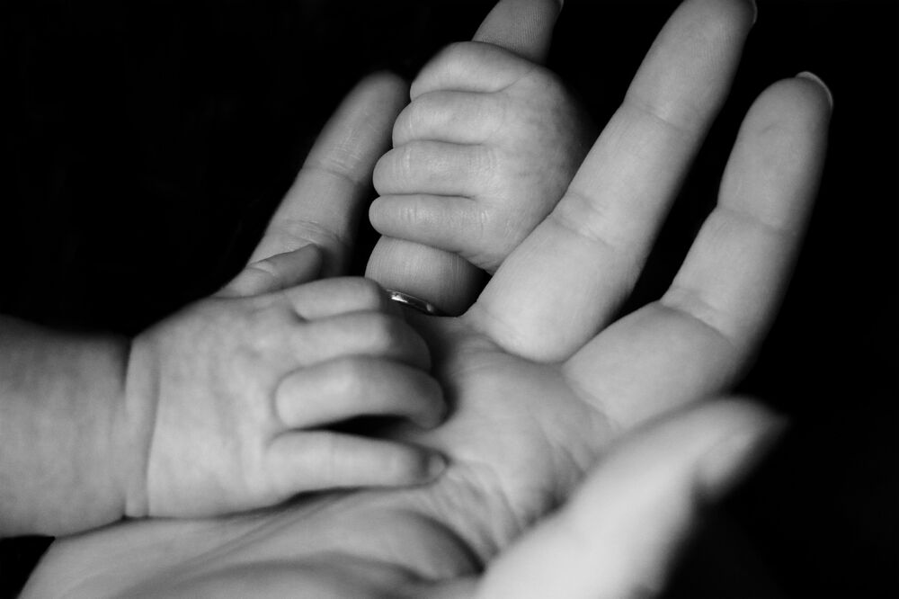 Рука мамы и малыша