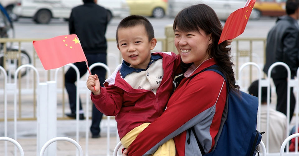 Жительница Китая с ребенком