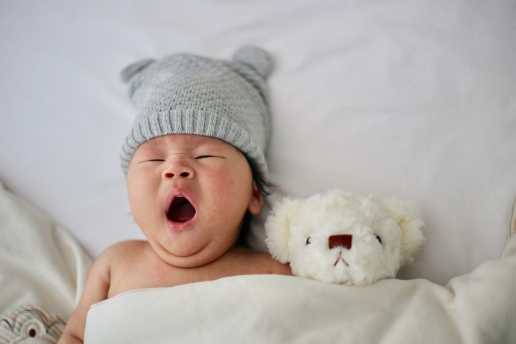 Ребенок зевает