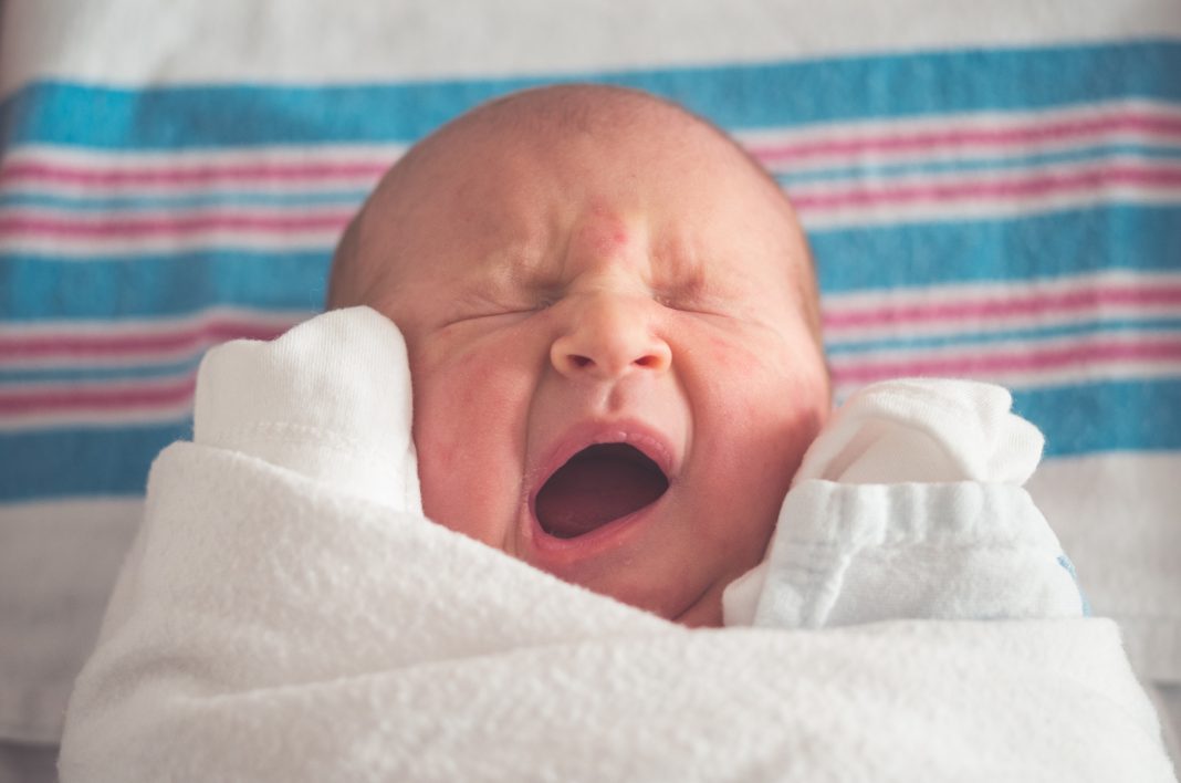 Младенец зевает