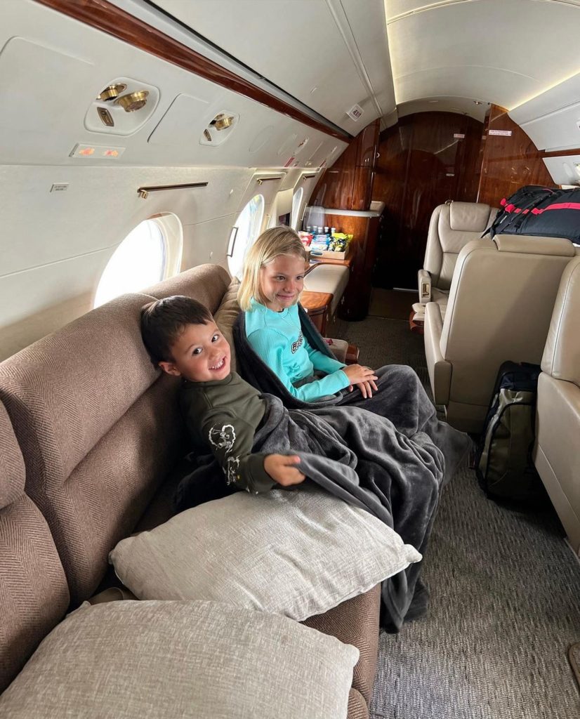 Дети Тимати в самолете
