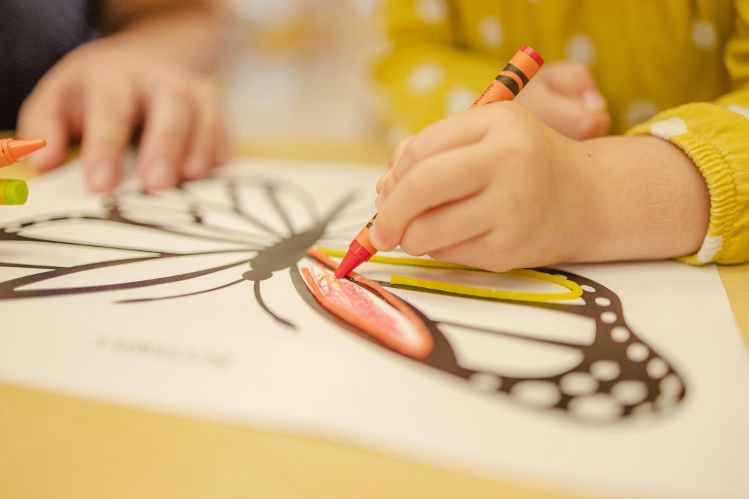 Ребенок рисует бабочку
