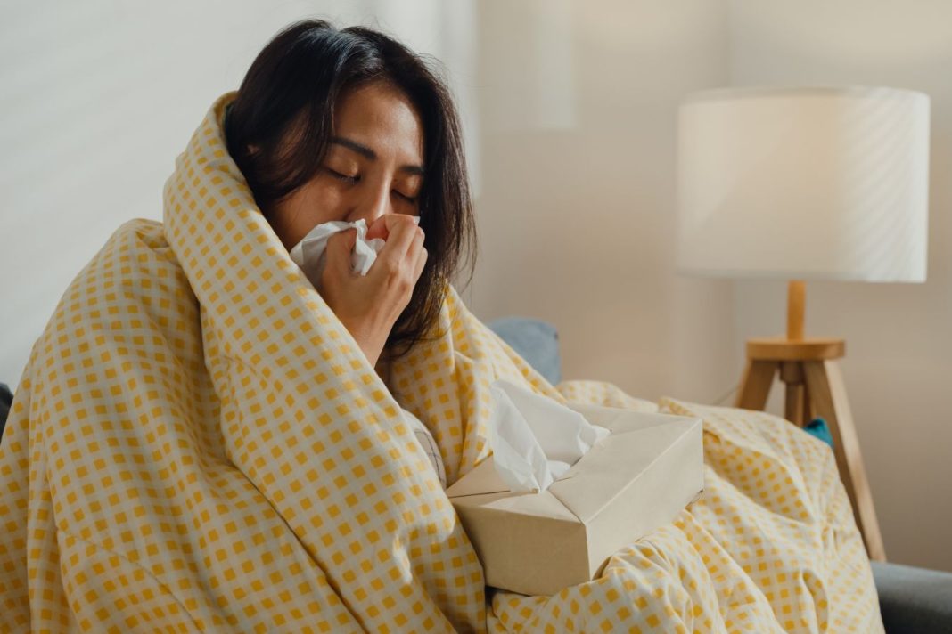 Нейробиолог назвал три продукта, которых нужно избегать в сезон простуды и гриппа