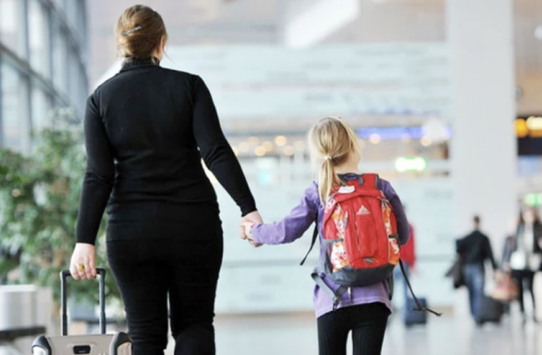 АГУ дает рекомендации родителям, планирующим поездку за рубеж с детьми